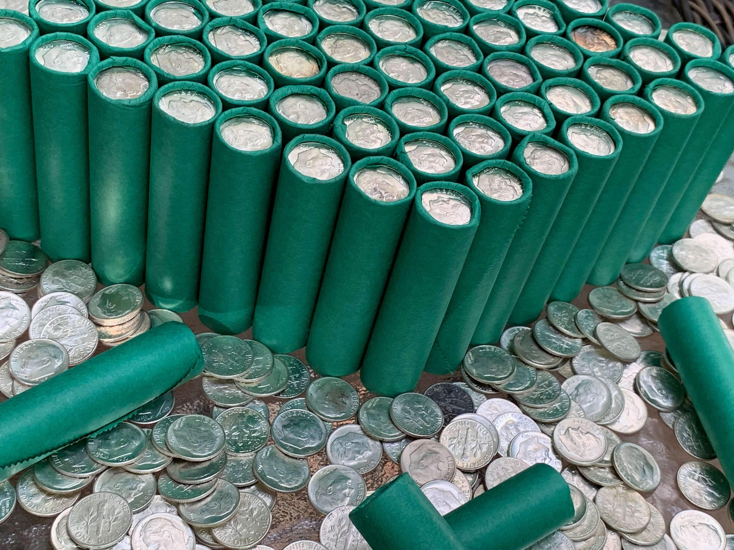 VINTAGE GREEN BANK ROLL WITH A BU SILVER DIME SHOWING